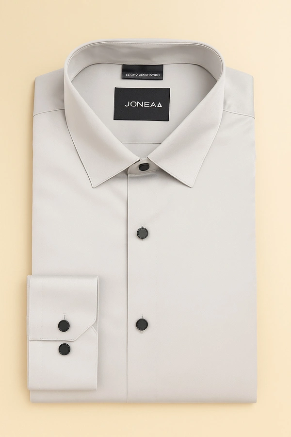 Joneaa  Ye light grey shirts ko us blue shirt wale model ko pahnaye  - L Grey, M