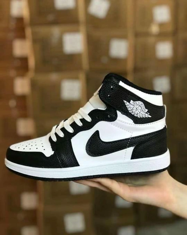 Nike Air Jordan 1 - Black, 6