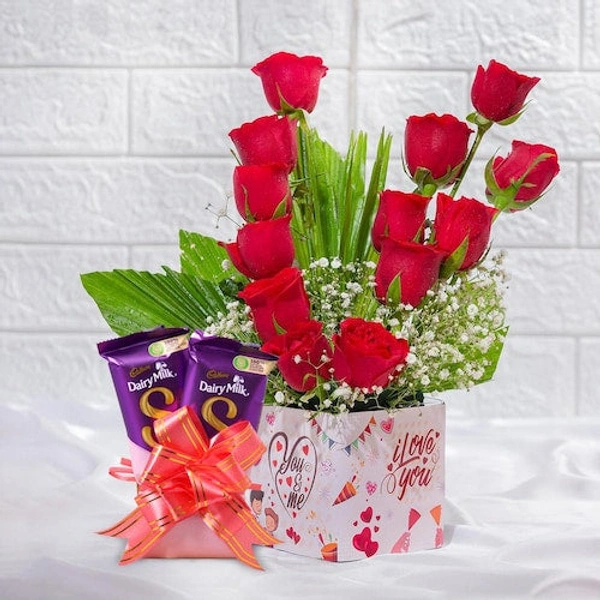 Alluring roses box with chocolate