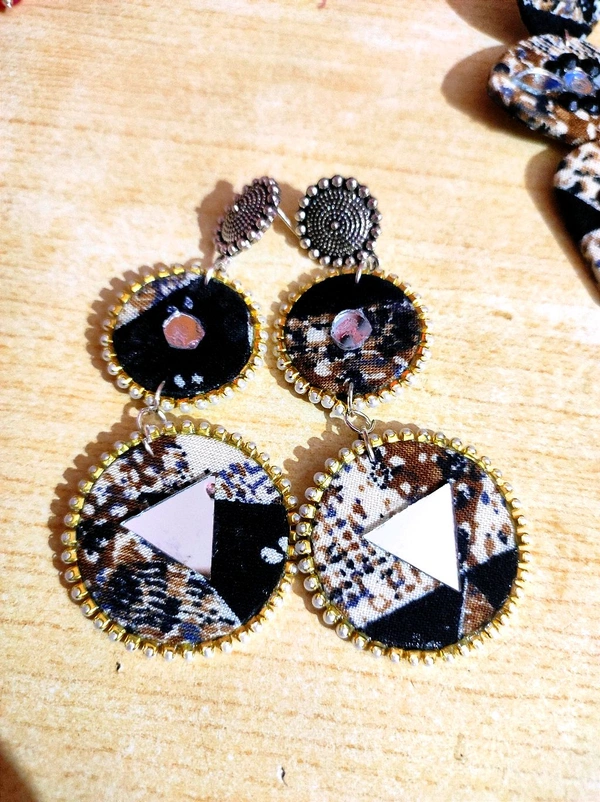 Shanya Earrings - Medium size, Black