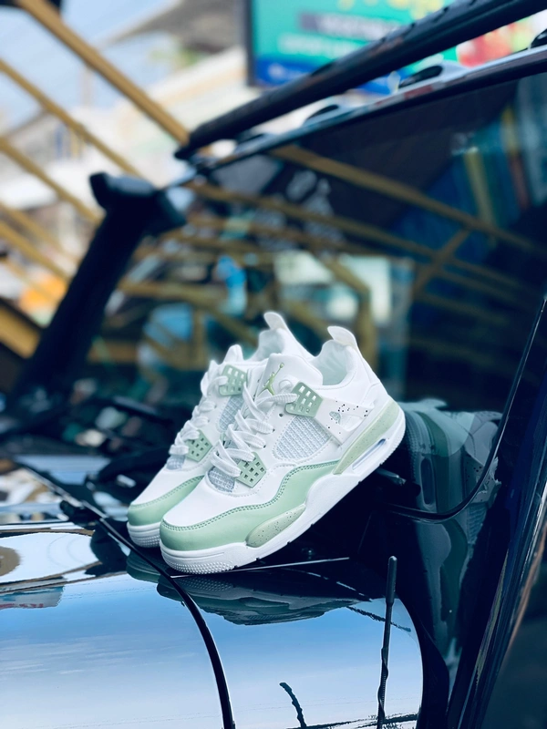 Imported Retro 4  - 8, Olivine & White