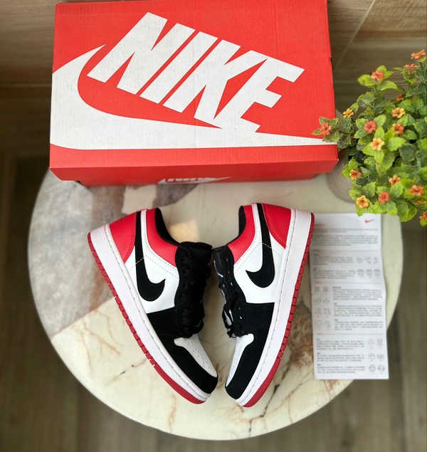 Jordans Retro 1 Low Black Toe - 3
