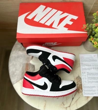 Jordans Retro 1 Low Black Toe - 3
