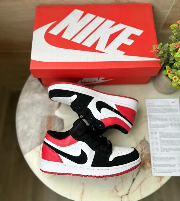 Jordans Retro 1 Low Black Toe - 3