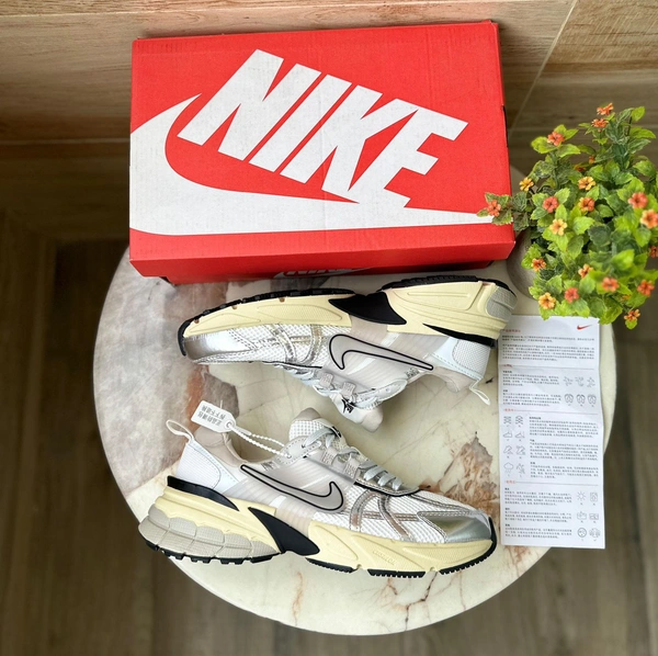 Nike V2k Run Unisex - 2