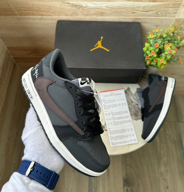 Air Jordan Retro 1 Travis Scott Cactus  - 11