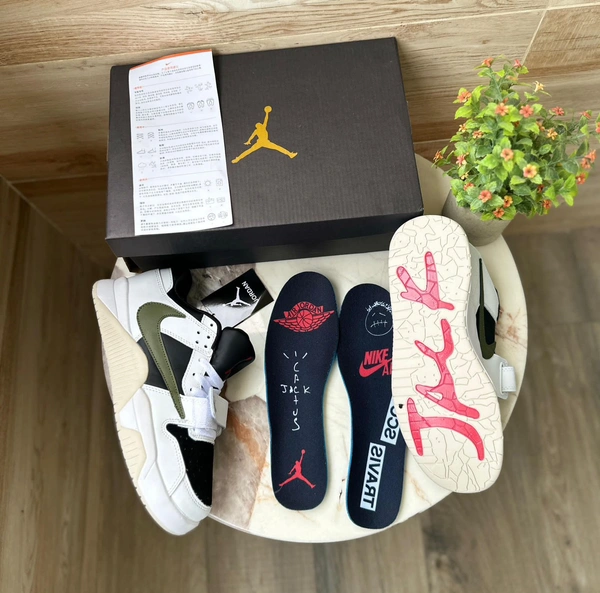 Air Jordan Retro Travis Scott - 10.5, White&Bone