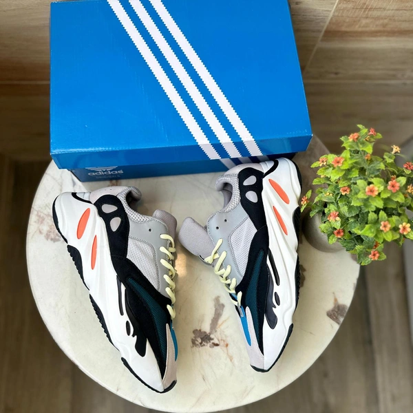 Adidas Yezzy 700 - 9