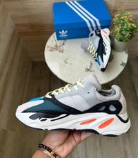 Adidas Yezzy 700 - 9