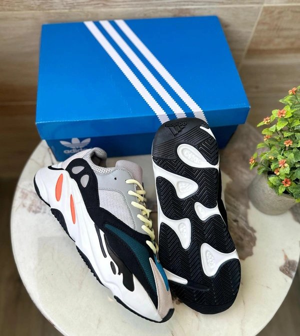 Adidas Yezzy 700 - 9
