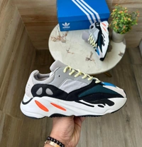 Adidas Yezzy 700 - 9