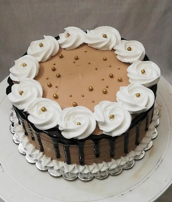 Round Shape Creamy Chocolate Cake With White Flower Toppings - 1 Pound