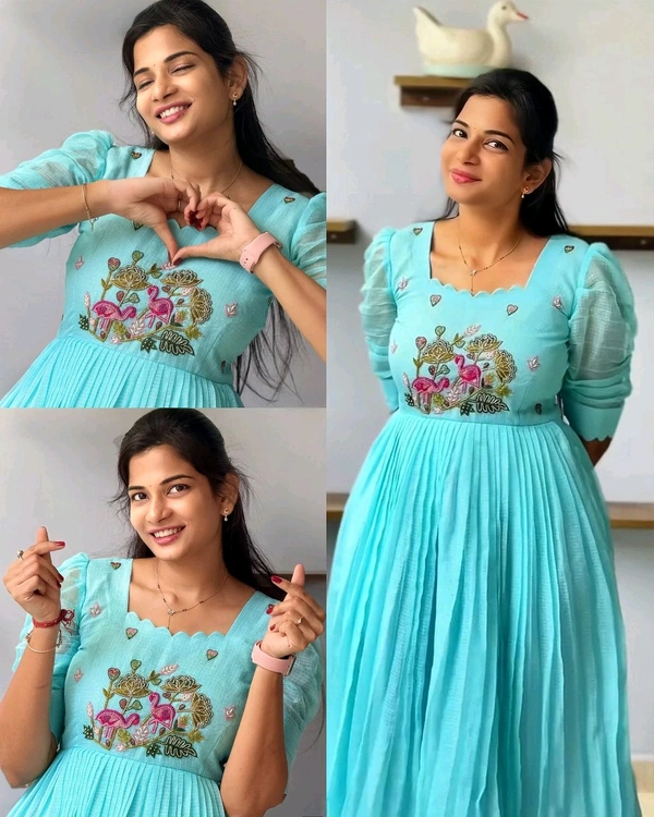 Beautiful Stylist Gown with Handowk – Elegance & Comfort - Blue, M