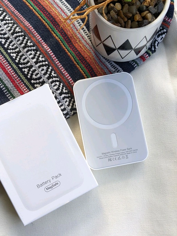 iPhone MAGSAFE Wireless  Power Bank - White