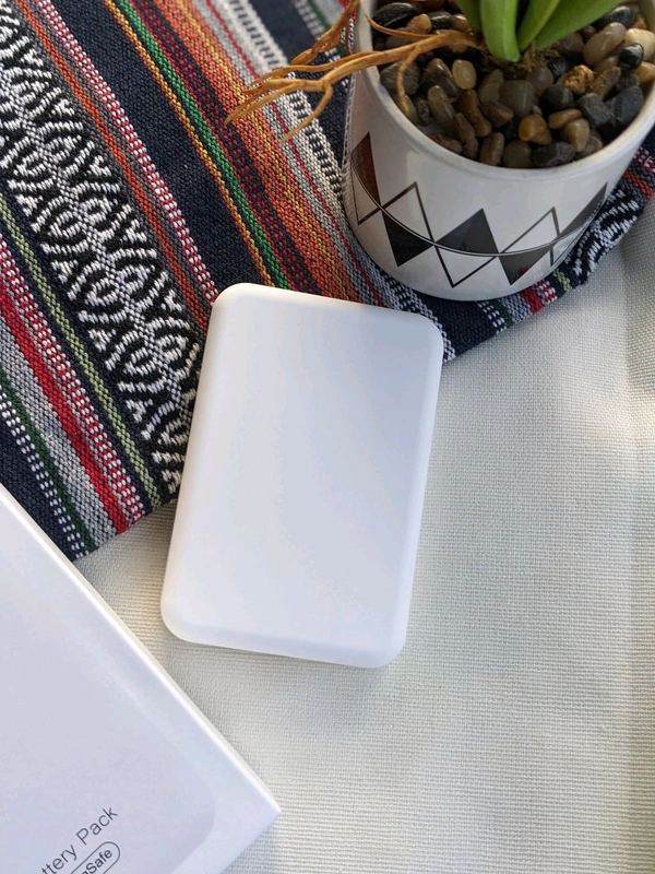 iPhone MAGSAFE Wireless  Power Bank - White