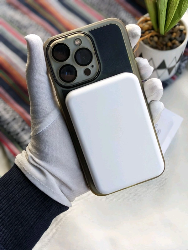 iPhone MAGSAFE Wireless  Power Bank - White