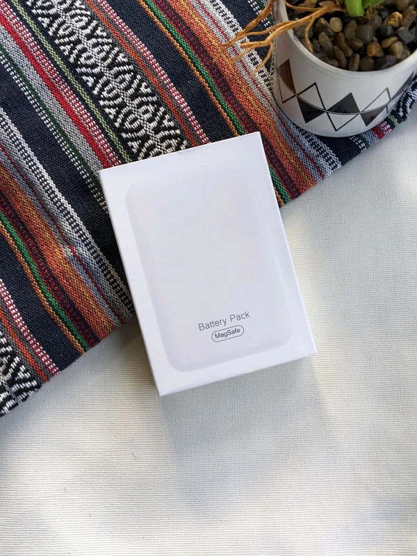 iPhone MAGSAFE Wireless  Power Bank - White