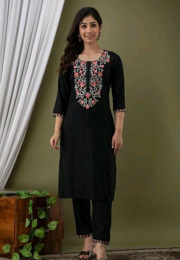 Embroidery Kurta Set - M