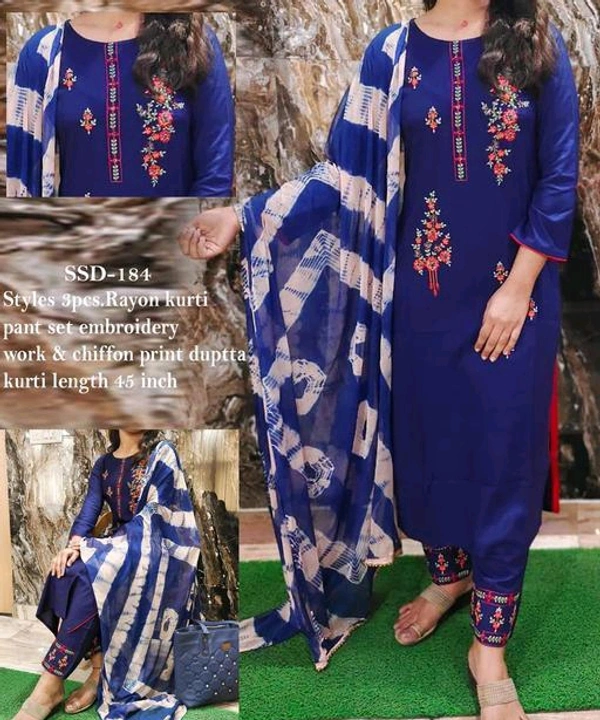 Women Rayon Kurta Set - L