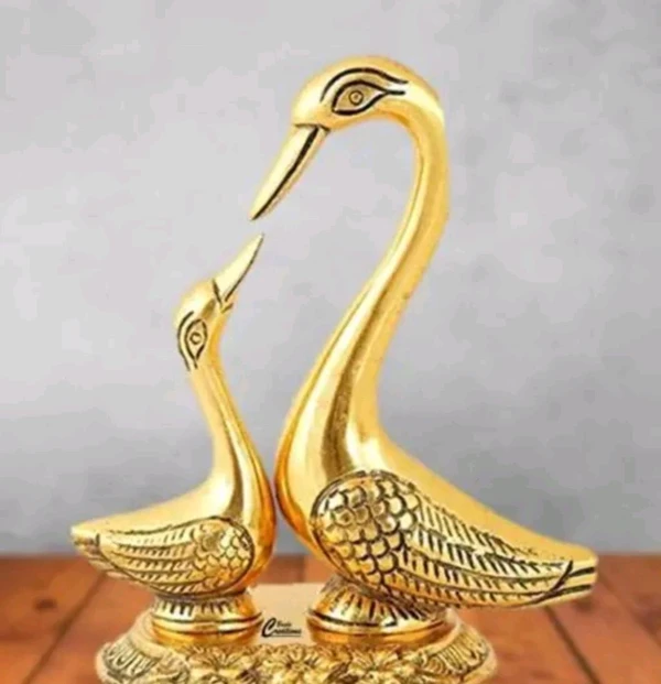 Saras Swan Pair of Kissing Duck Metal Decorative Showpiece