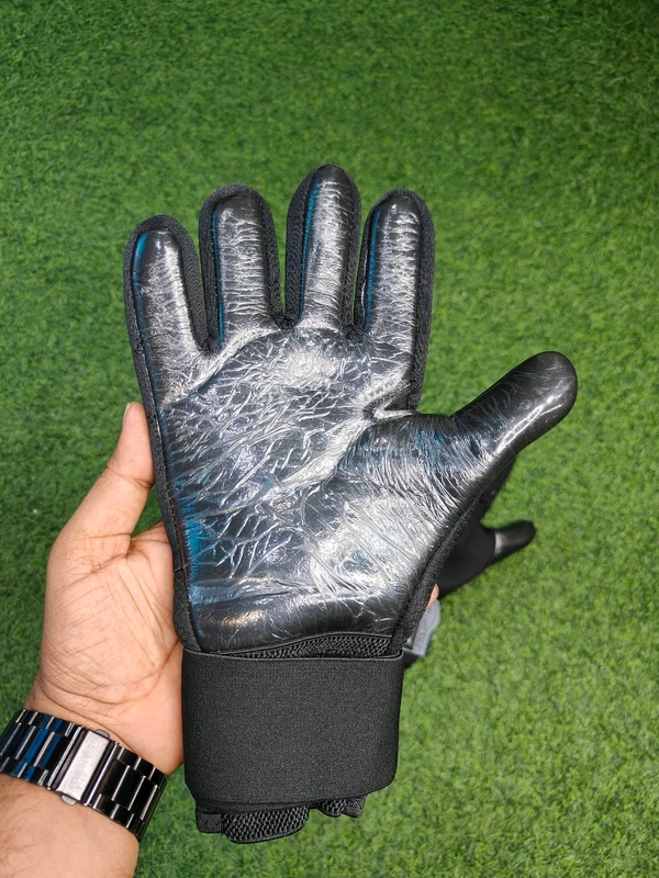 Predator Black Colour Gloves - 8