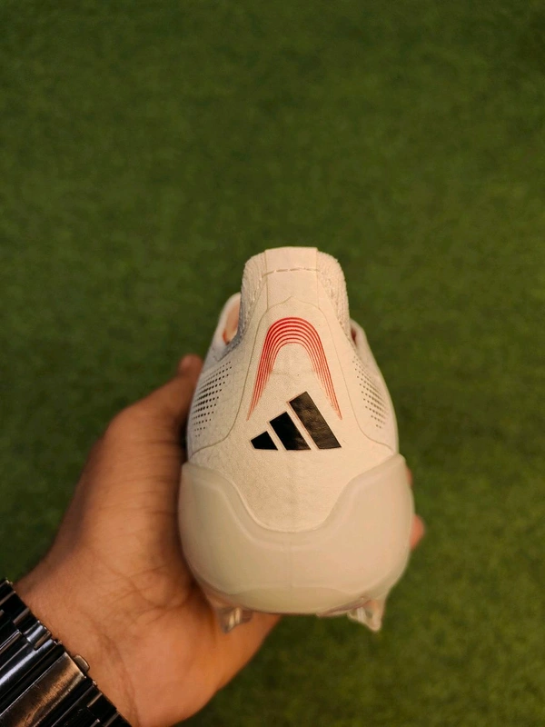 Predator Elite FG Cream Colour With Lace - 9