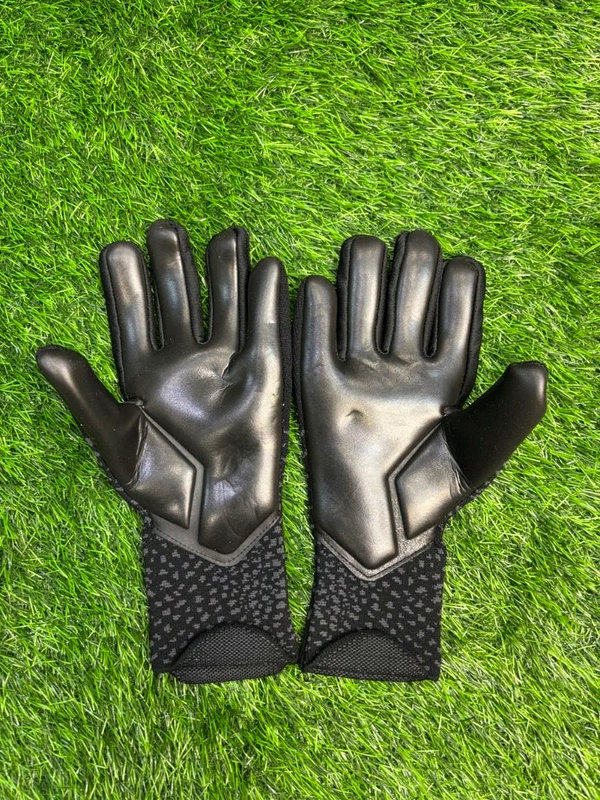 Future Ultimate Black GK Gloves  - 9