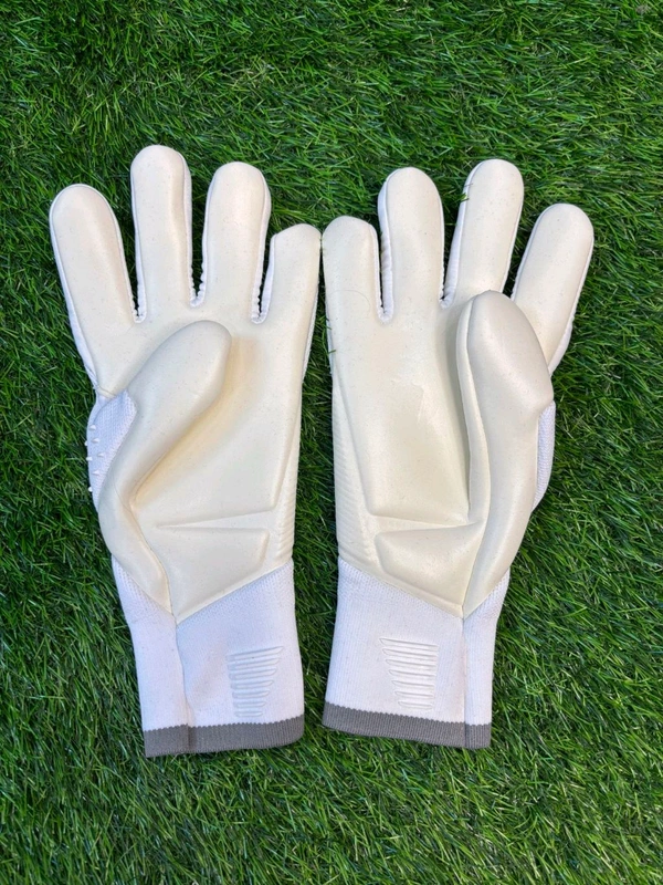 Predator White GK Gloves  - 10