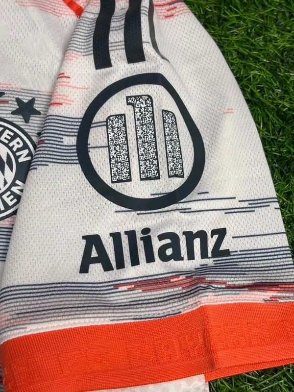 Bayern Munich 25/26 Away Player Edition Half Sleeve  - L