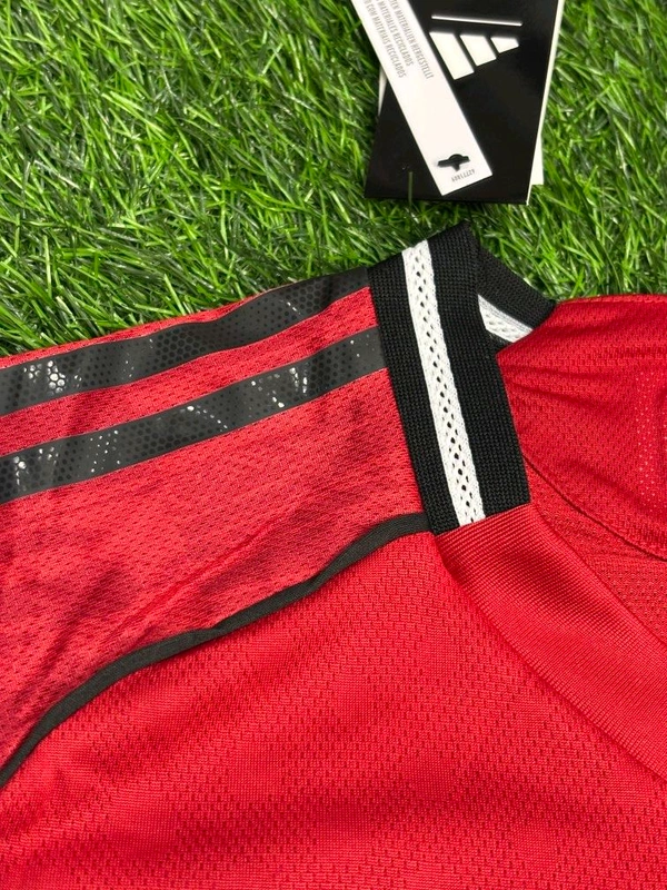 Manchester United 25/26 Home Player Edition  - M