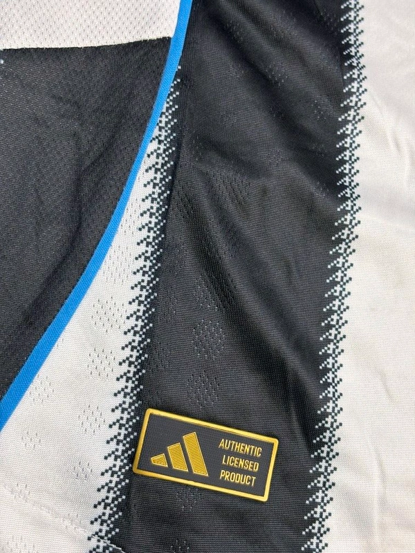 Newcastle United 25/26 Home Kit Player Edition - L