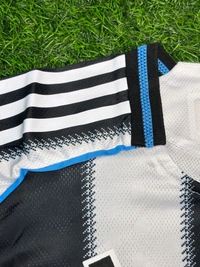 Newcastle United 25/26 Home Kit Player Edition - L
