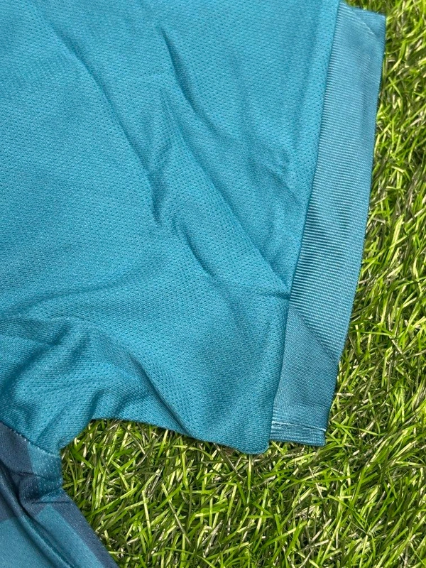 Retro Madrid 17/18 3rd Kit Fan Edition With Short - XL