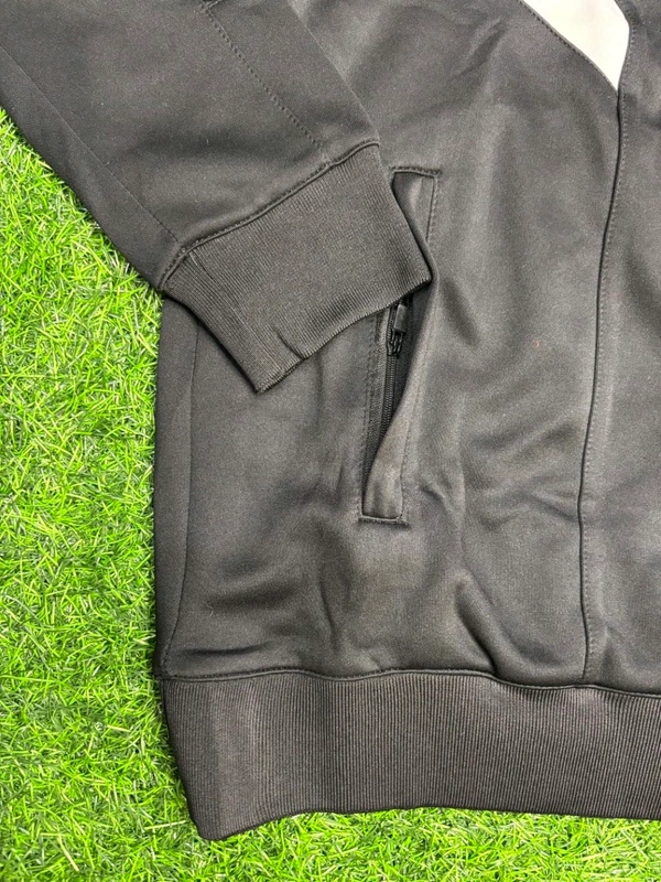 Manchester United 2025 Black And Red Colour Traning Suit Set - XL