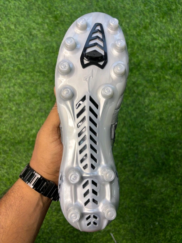 Mizuno Neo 3 Silver Colour Low-top FG With Lace - 9.5