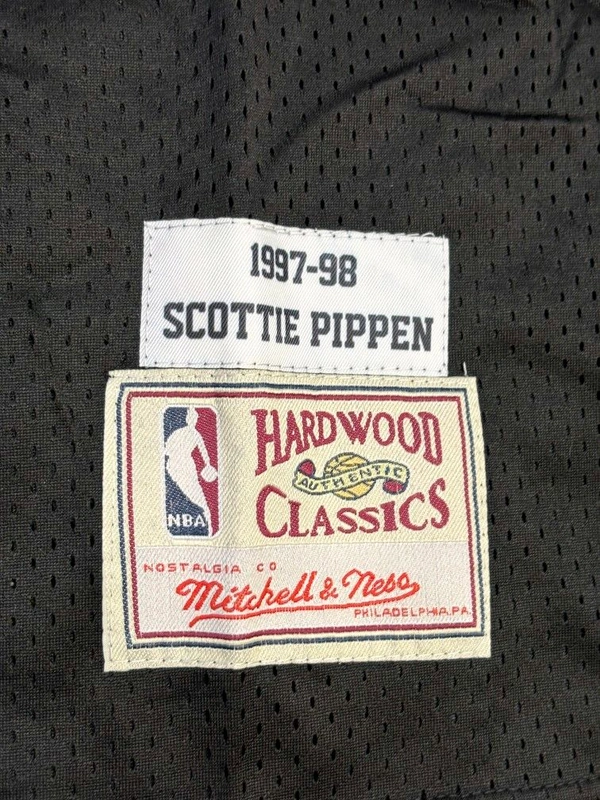 NBA Bulls Red Black Colour Jersey - PIPPEN 33 - L