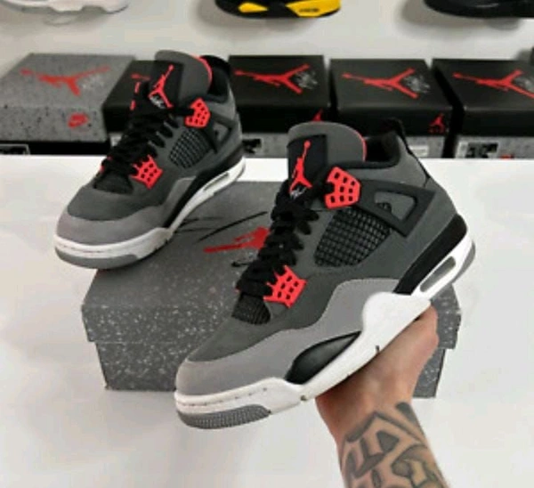 Jordan Retro Black  - 7