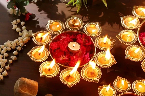 Copper Diya Shape Flower Decorative Urli Bowl For Home Handcrafted Bowl For Floating Flowers For Home (10 Inches) Metal - Brown, 1 L