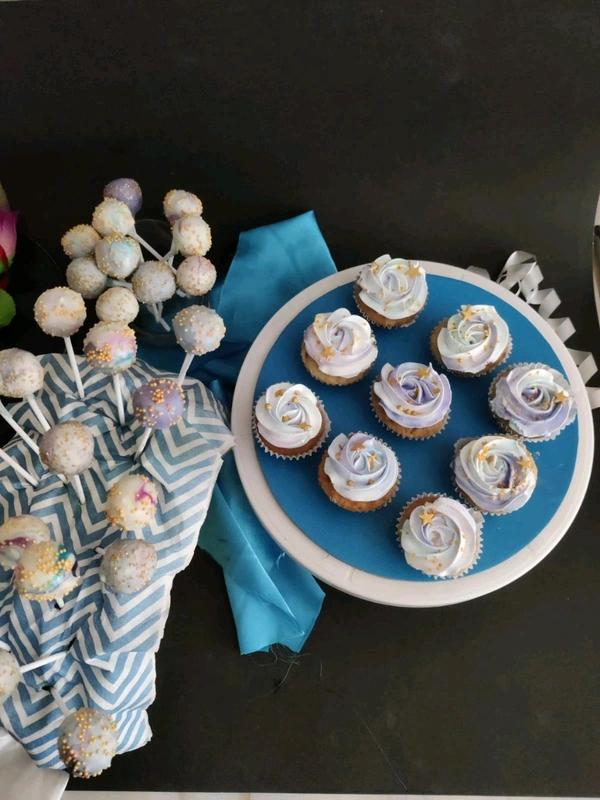 Vanilla Cupcakes  - 6