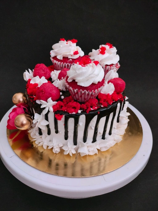 Red Velvet Birthday Cake - 0.5kgs