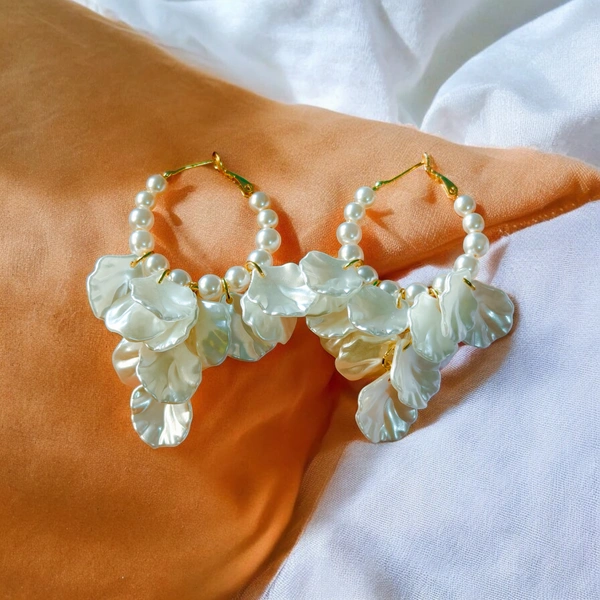 S238 Bunch Of Shells Dangling Earrings - White