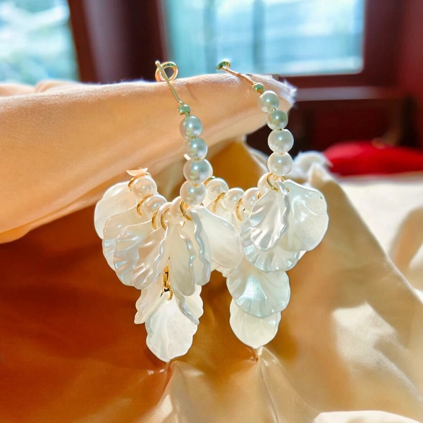S238 Bunch Of Shells Dangling Earrings - White