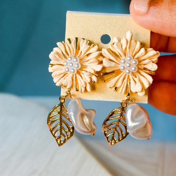 S241 Sunflower Cream Earrings - Cream
