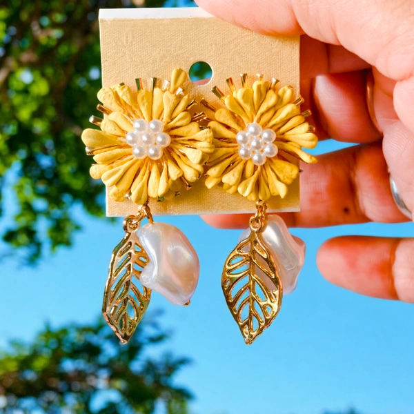 S240 Sunflower Yellow Earrings - Yellow