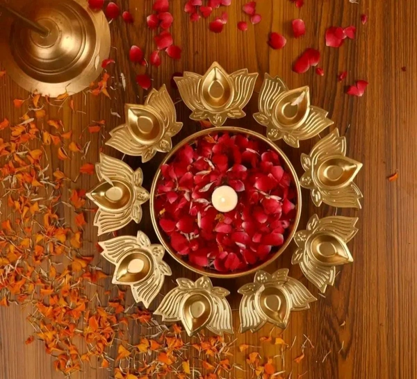 Kamal shape diya urli