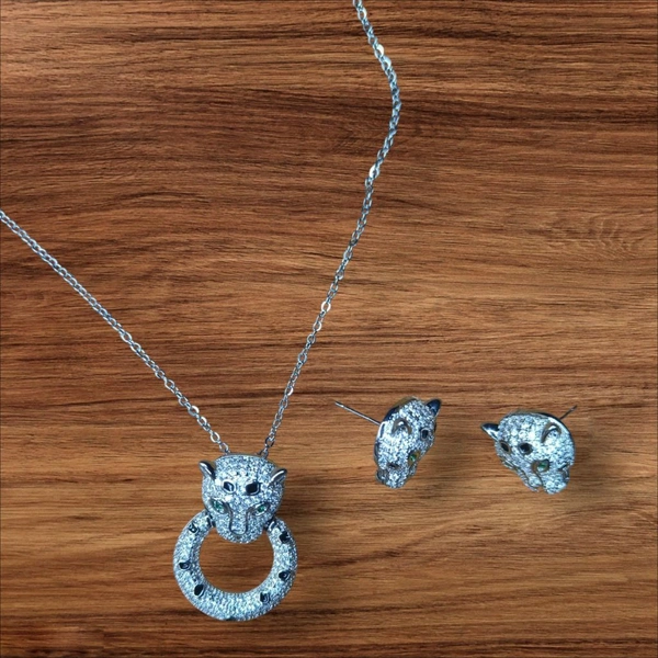 Tiger Studs With Chain Pendant 