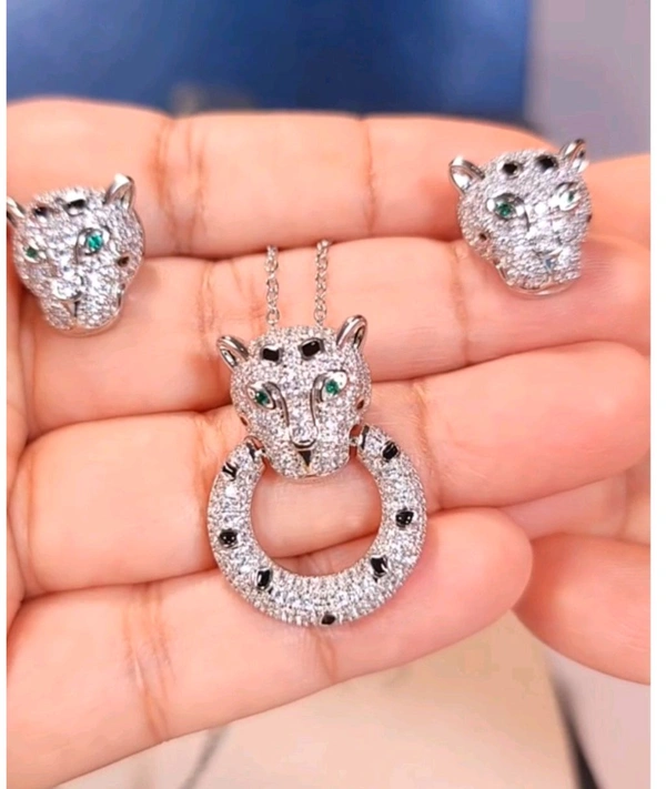 Tiger Studs With Chain Pendant 
