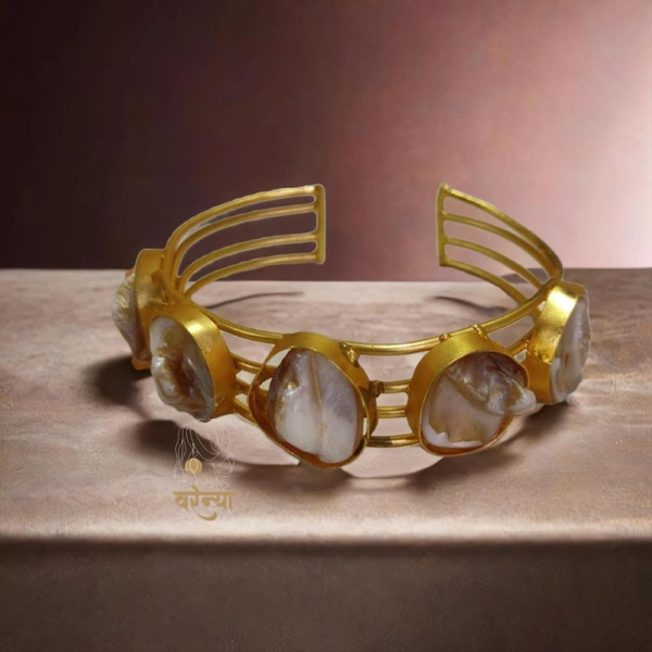 Handcrafted Mother of Pearls Bracelet - Free, Creamish White