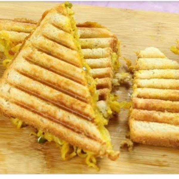 Special Maggi Sandwich 3 Layers
