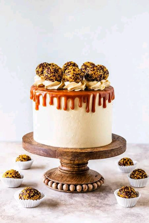 PREMIUM SALTED CARAMEL CHOCOLATE CAKE-{1/2 kg}